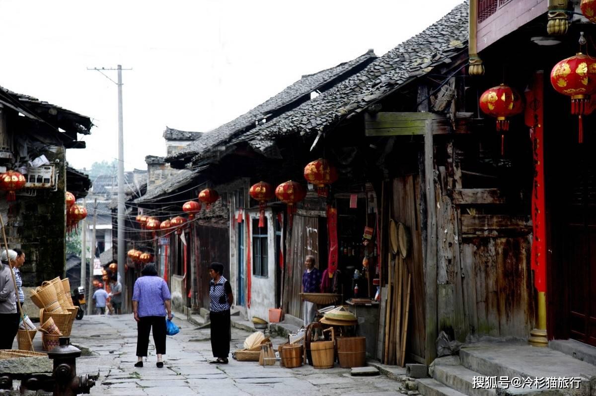 笑脸球的冒险之旅